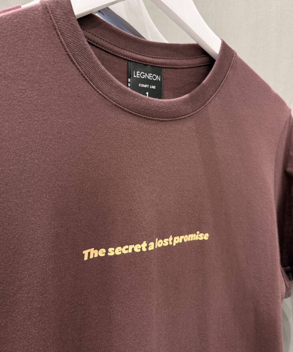 Alternative view of Remera MC THE SECRET