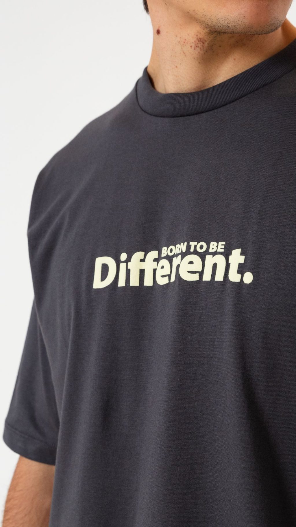Remera Oversize BORN TO BE DIFFERENT - Image 7