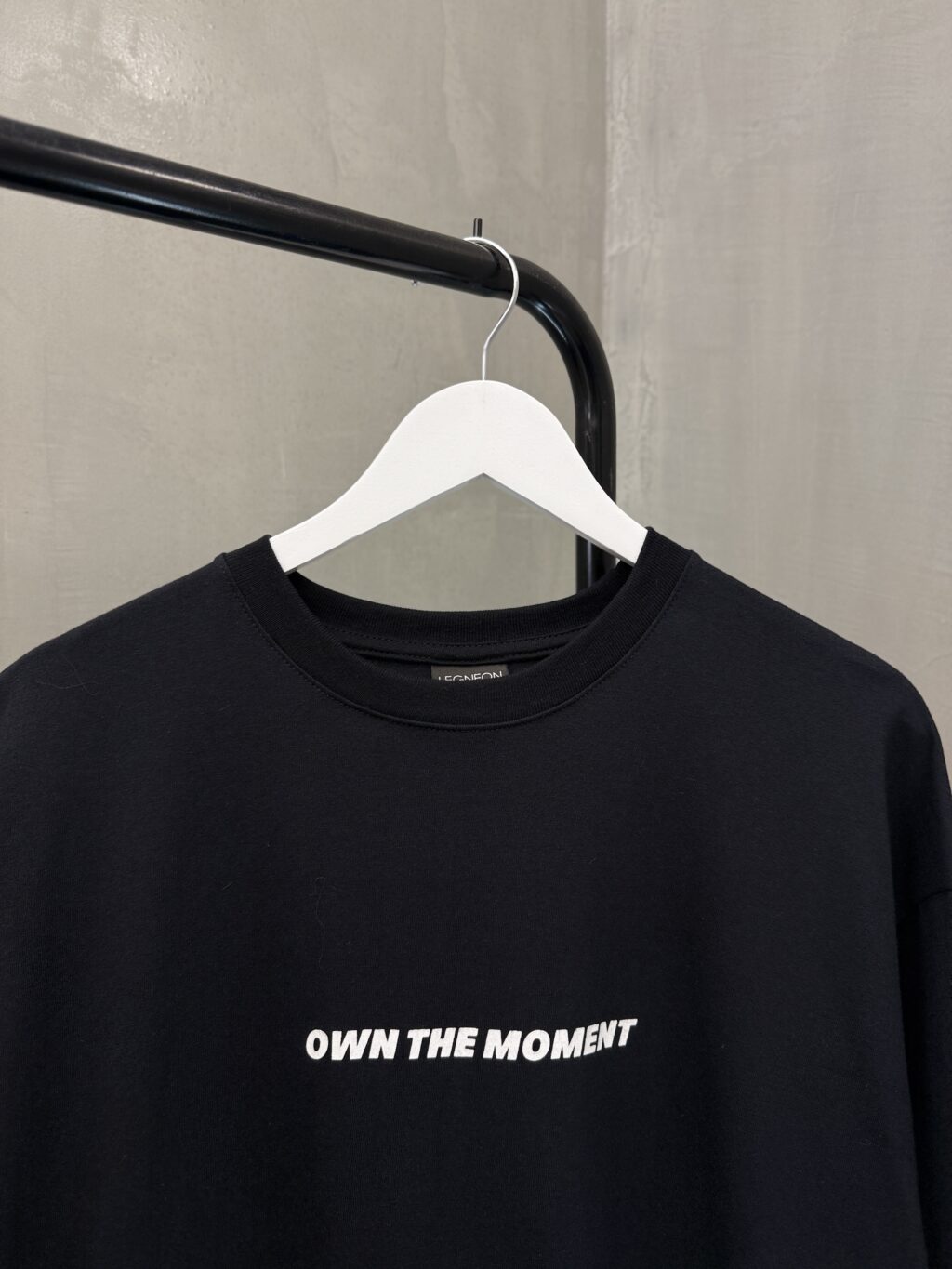 Remera Oversize OWN THE MOMENT - Image 4