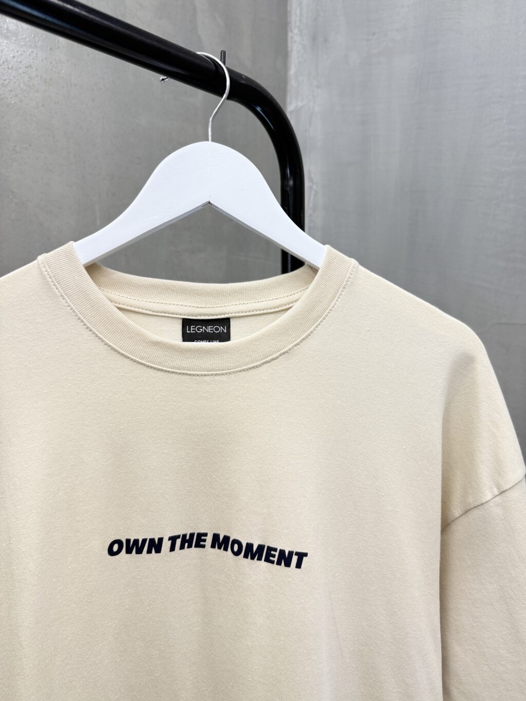 Remera Oversize OWN THE MOMENT - Image 2