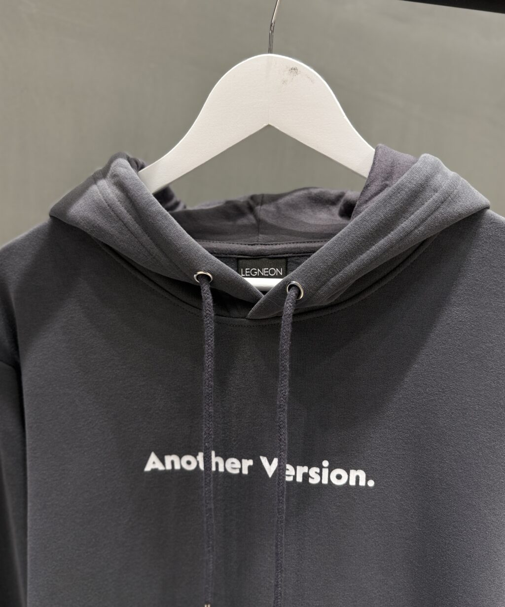 Alternative view of Buzo canguro indigo ANOTHER VERSION.