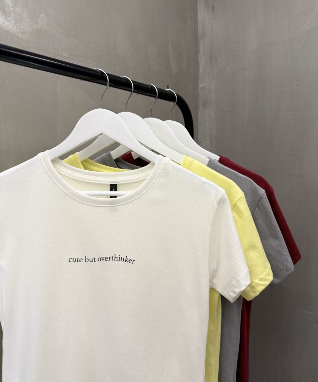 Remera MC Ambar CUTE BUT OVERTHINKER
