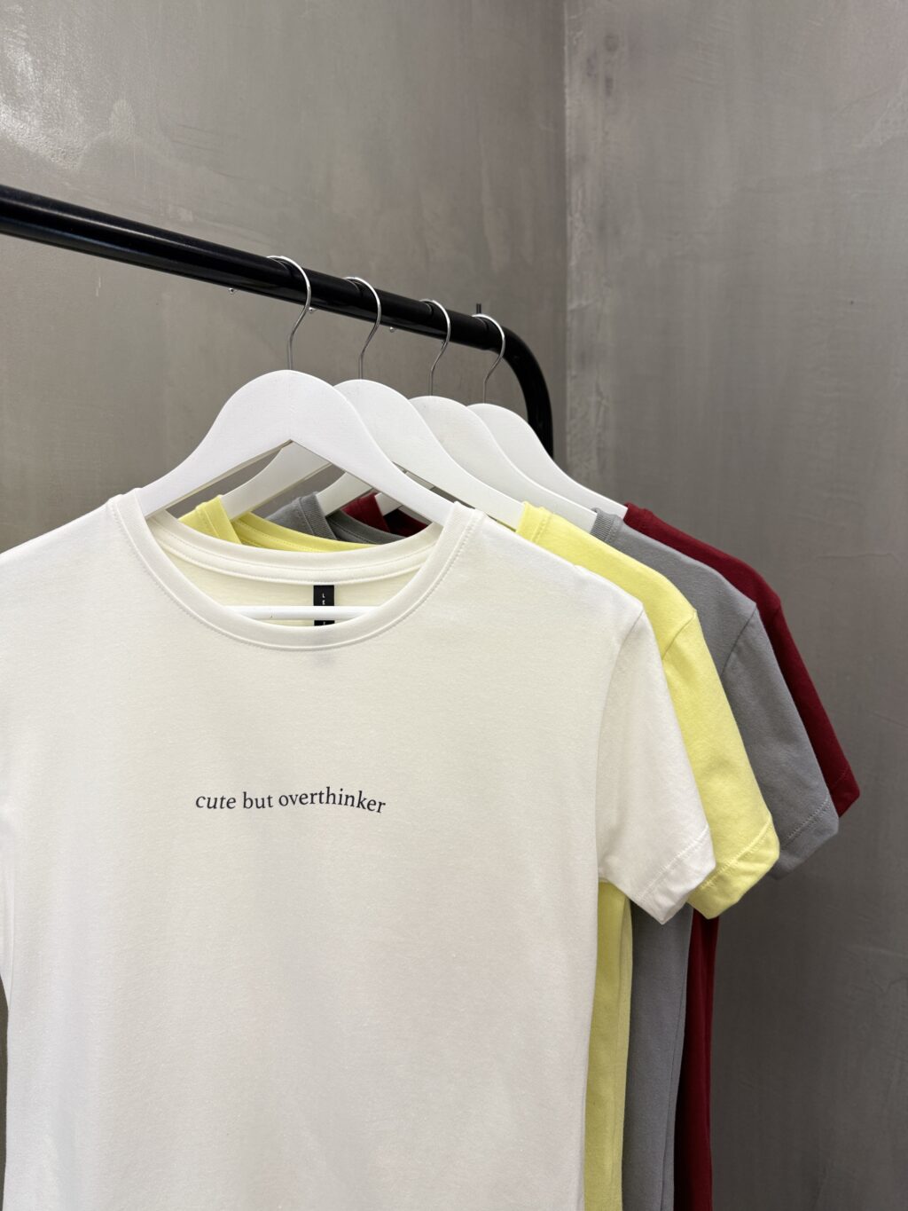 Remera MC Ambar CUTE BUT OVERTHINKER