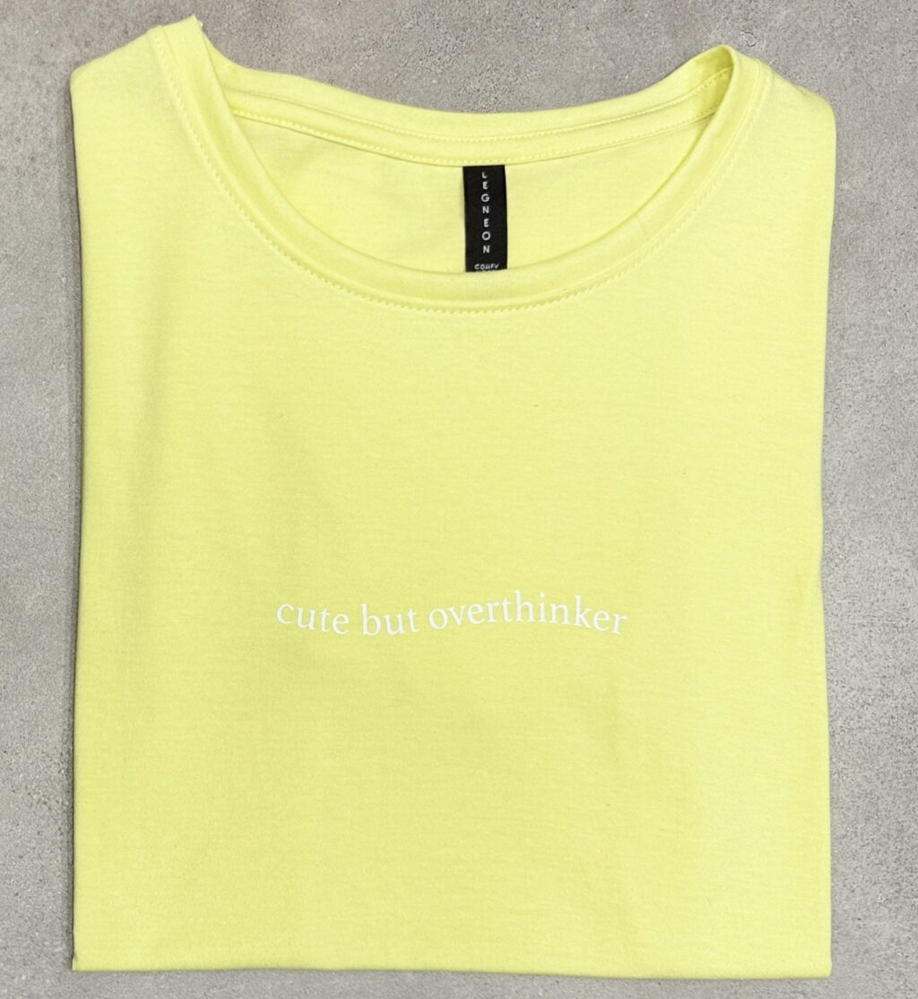 Remera MC Ambar CUTE BUT OVERTHINKER - Image 3