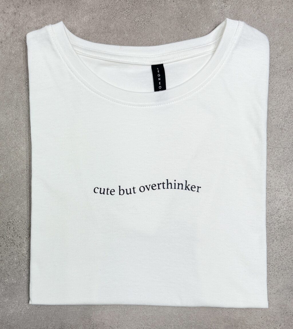 Remera MC Ambar CUTE BUT OVERTHINKER - Image 2