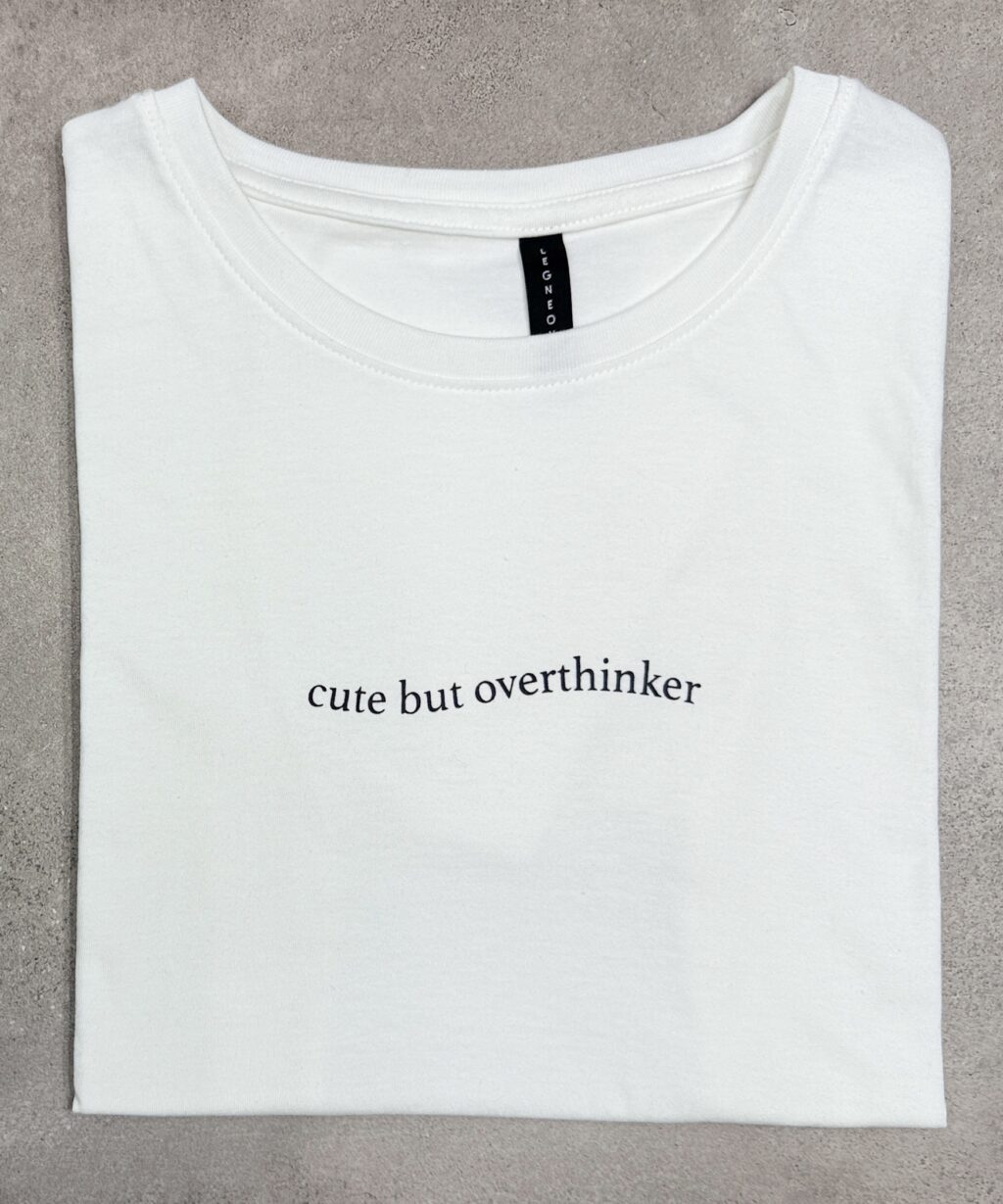 Alternative view of Remera MC Ambar CUTE BUT OVERTHINKER