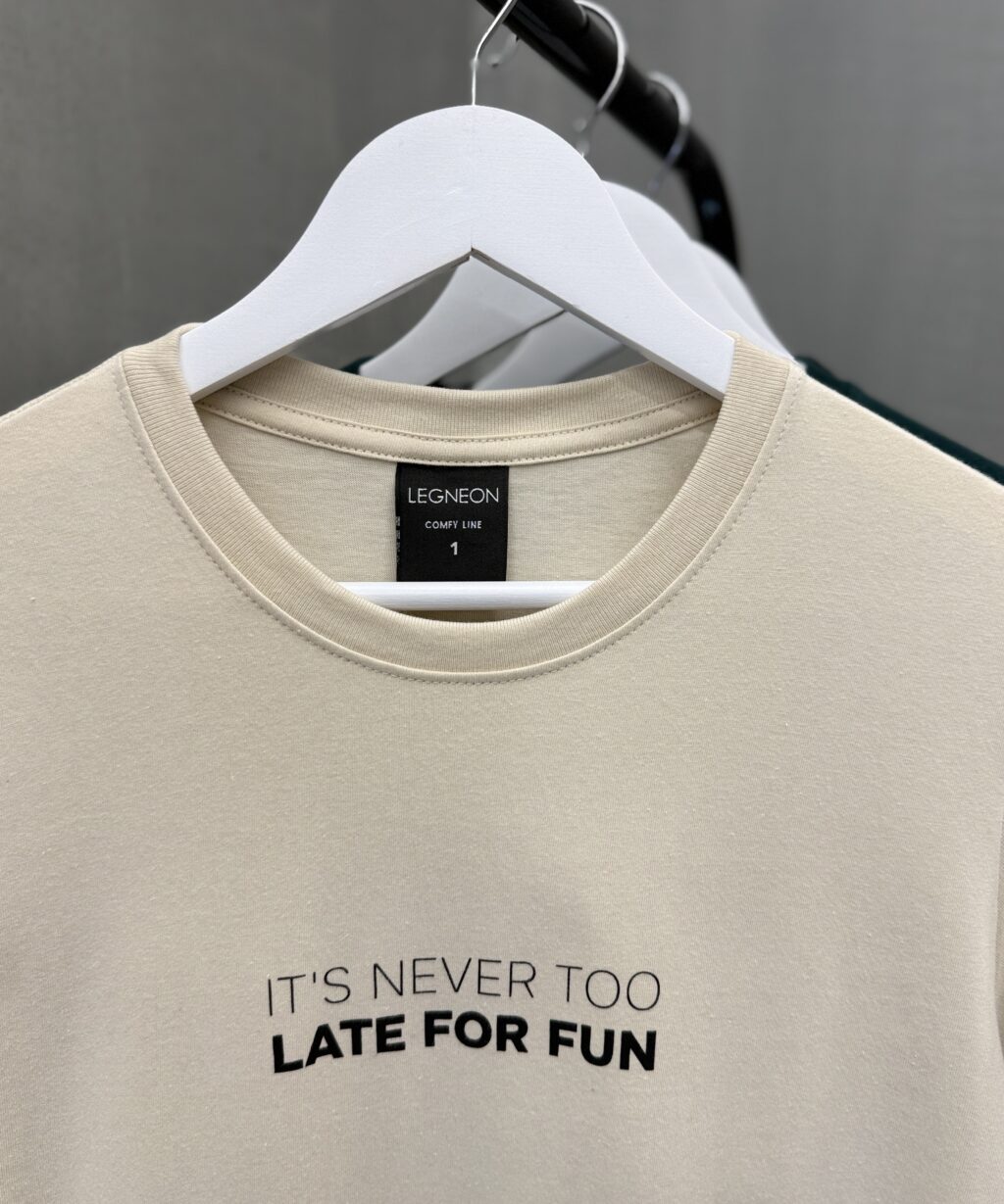 Alternative view of Remera MC IT´S NEVER TOO