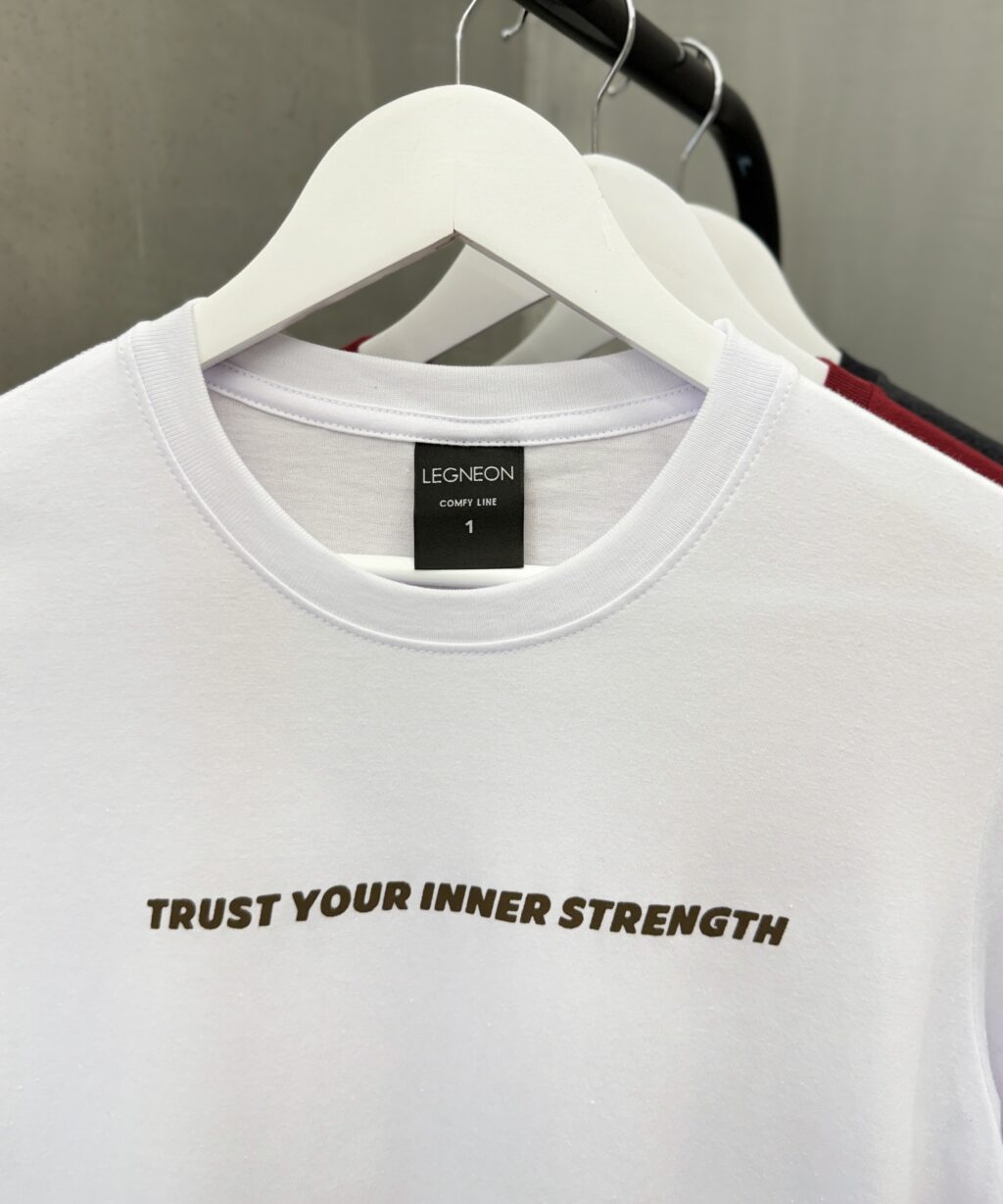 Alternative view of Remera MC TRUST YOUR INNER STREGTH