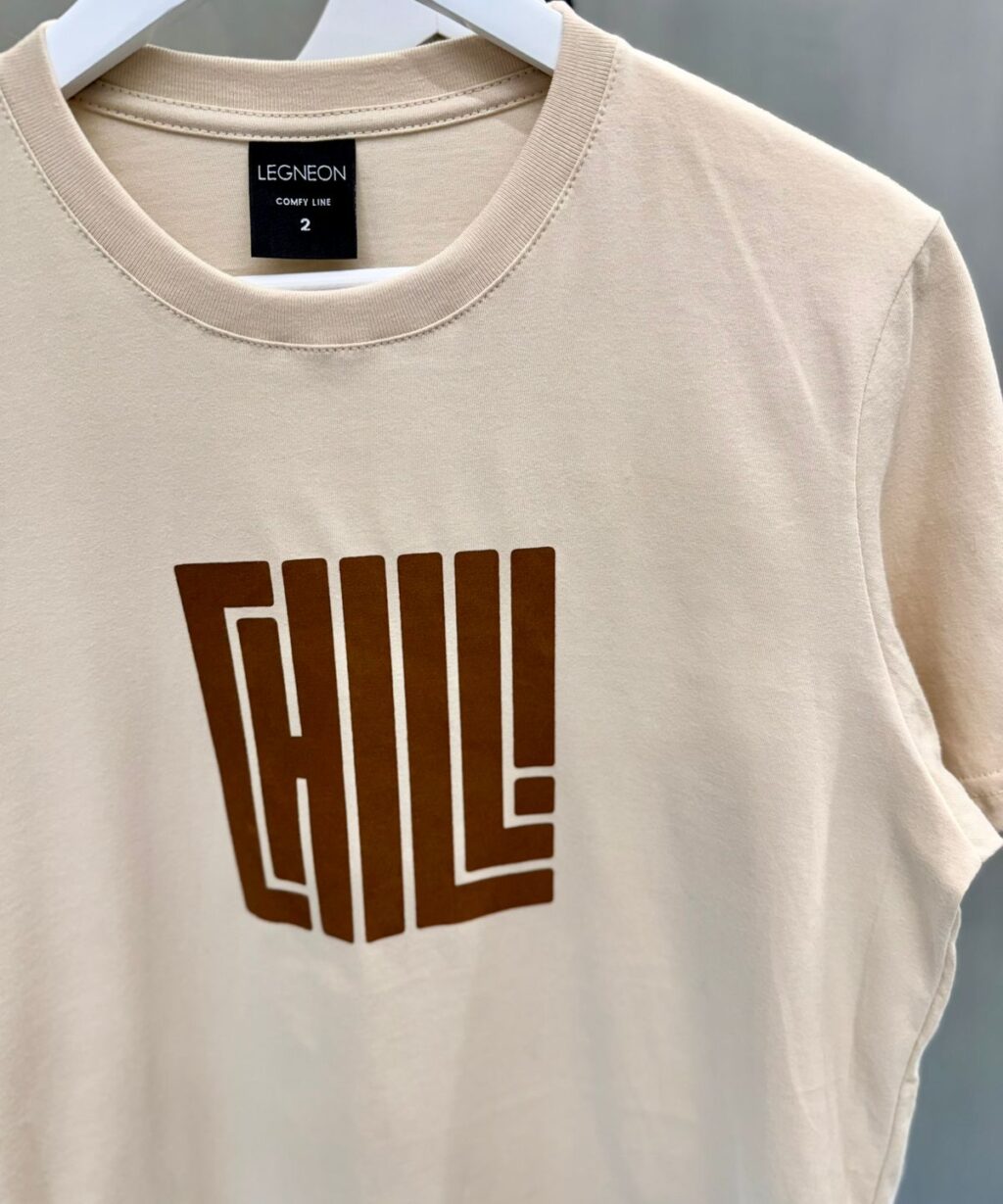 Alternative view of Remera MC CHILL!