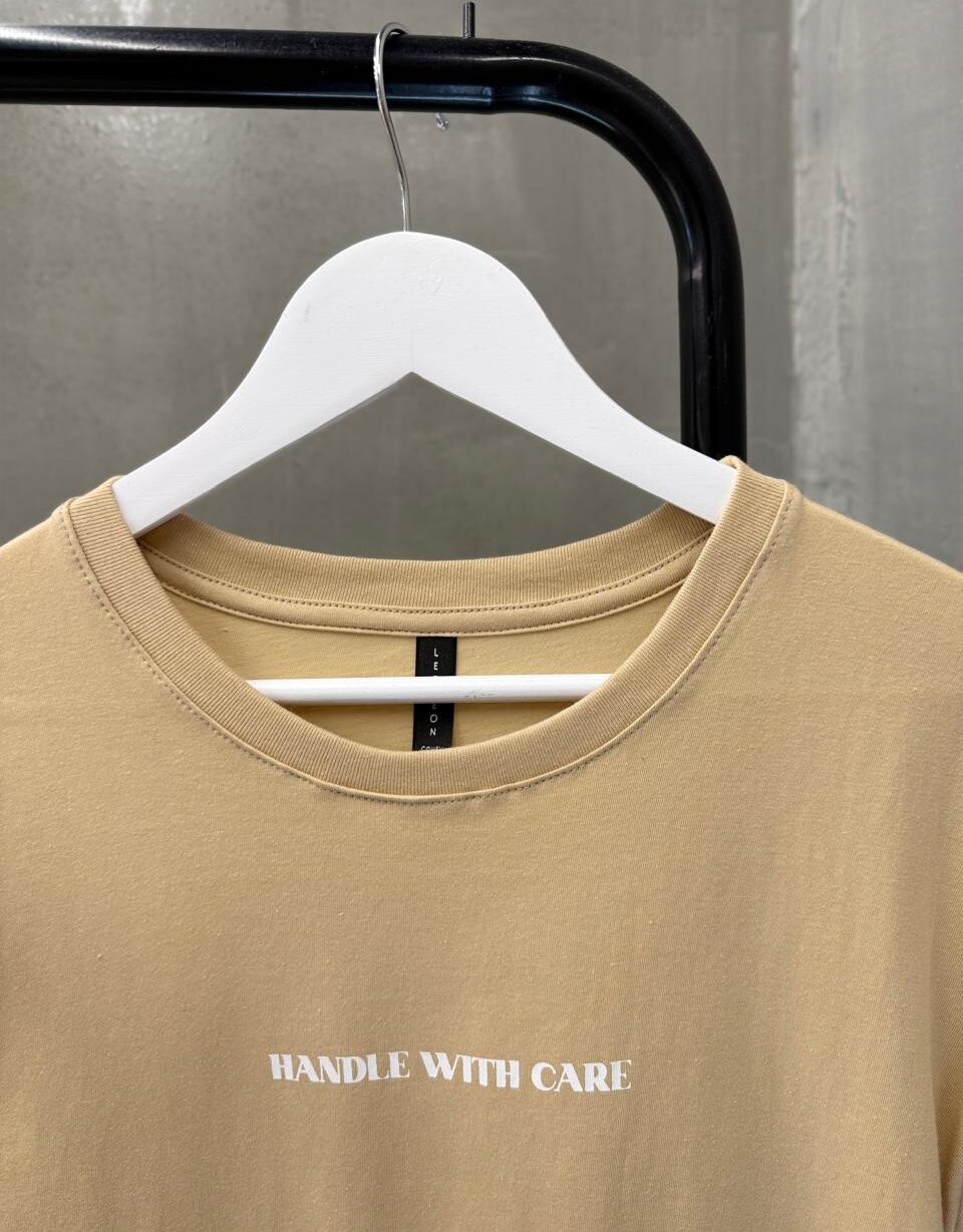 Remera Ambar HANDLE WITH CARE