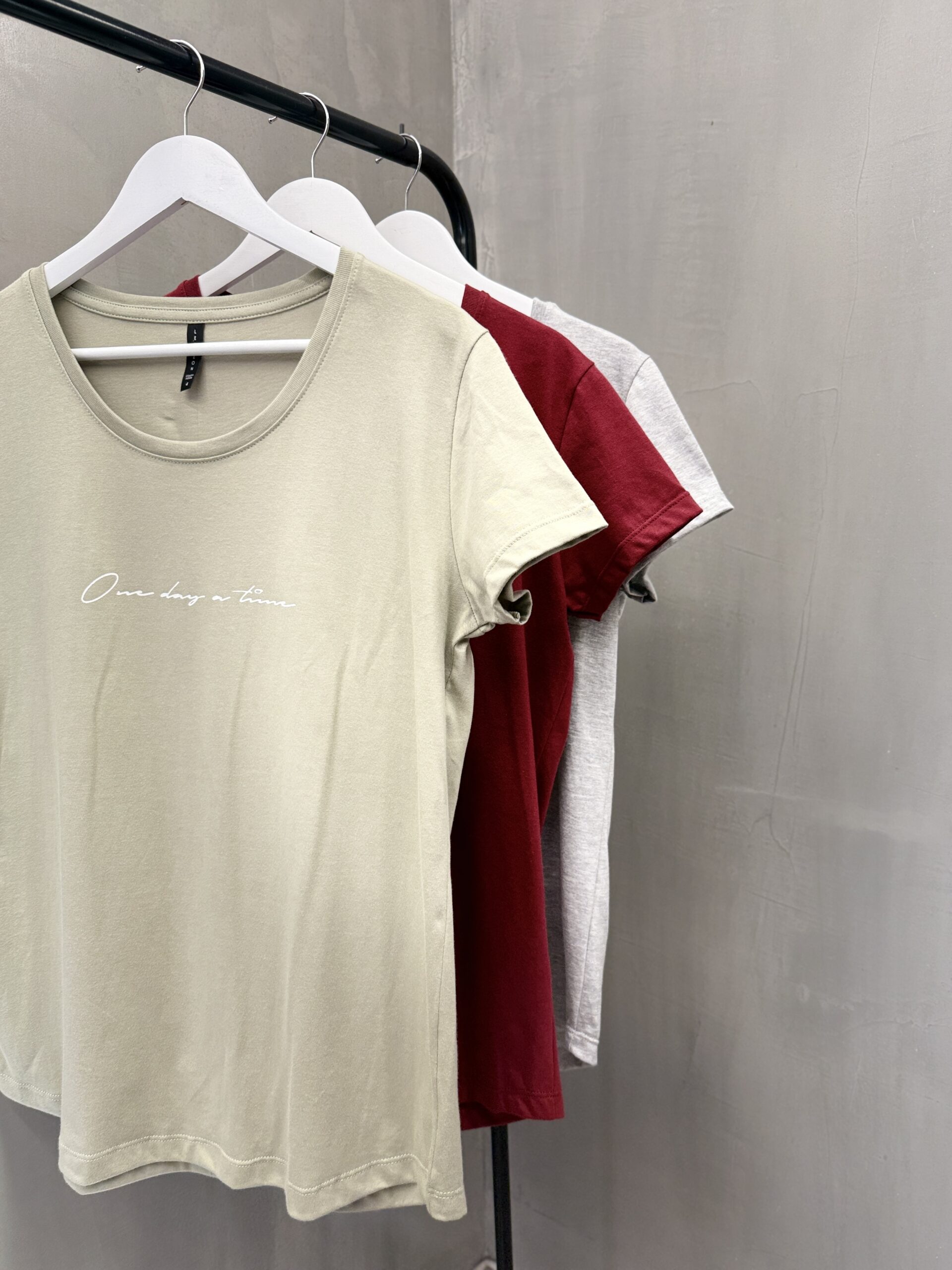 Remera Petra ONE DAY A TIME - Image 5