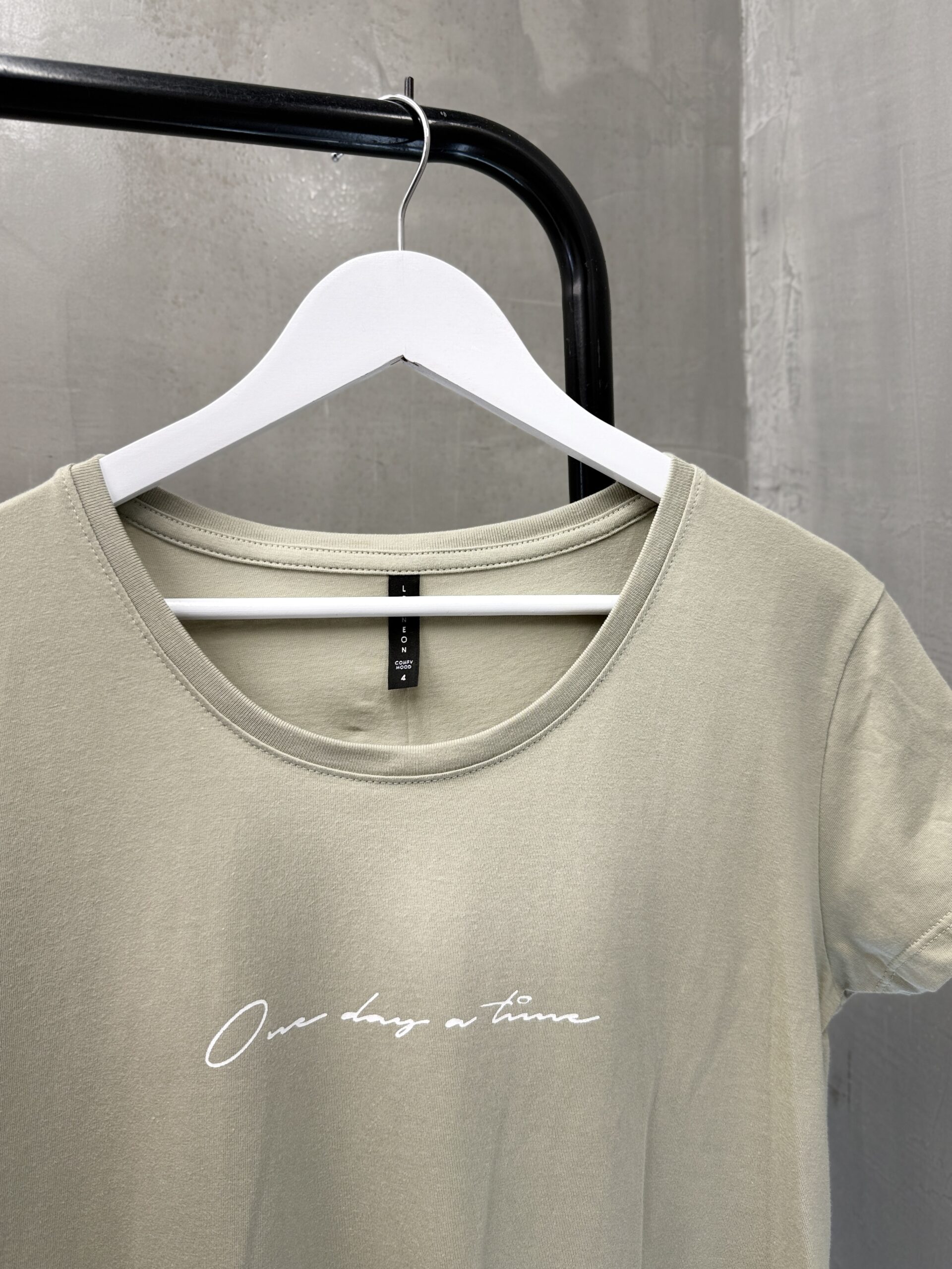 Remera Petra ONE DAY A TIME - Image 2