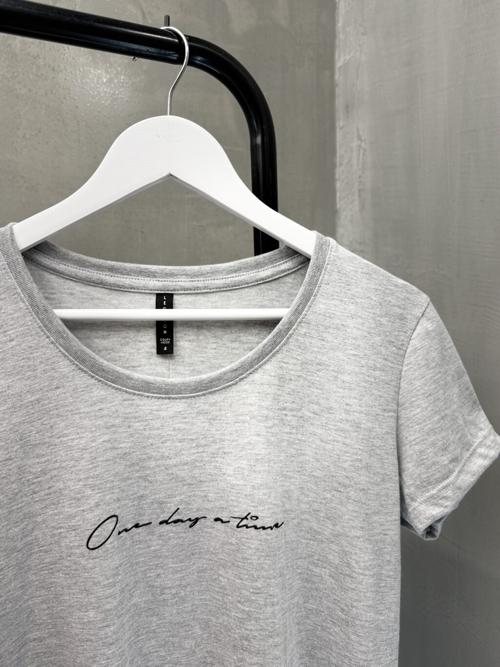 Remera Petra ONE DAY A TIME - Image 4