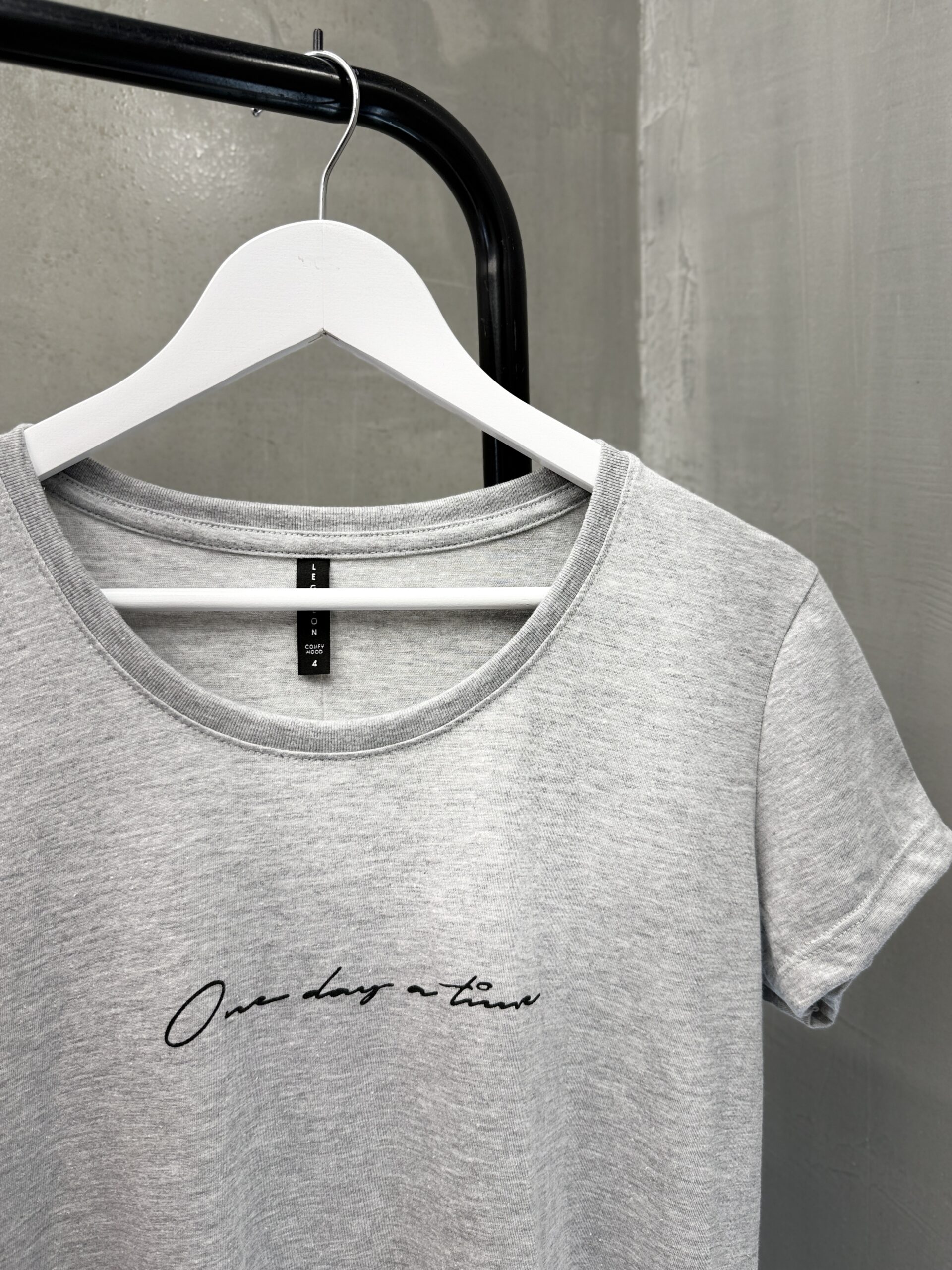Remera Petra ONE DAY A TIME - Image 4