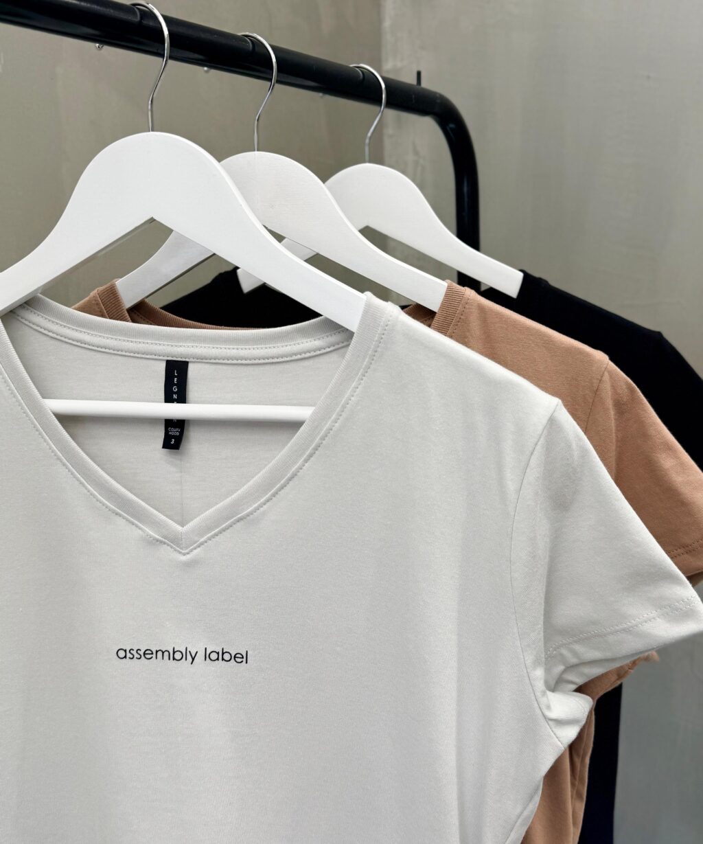 Remera Hawai ASSEMBLY LABEL