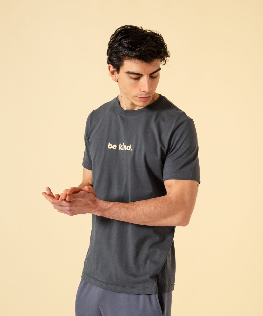 Alternative view of Remera MC BE KIND.
