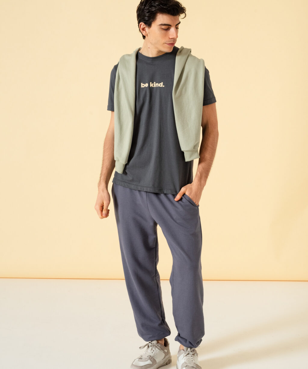 Remera MC BE KIND.