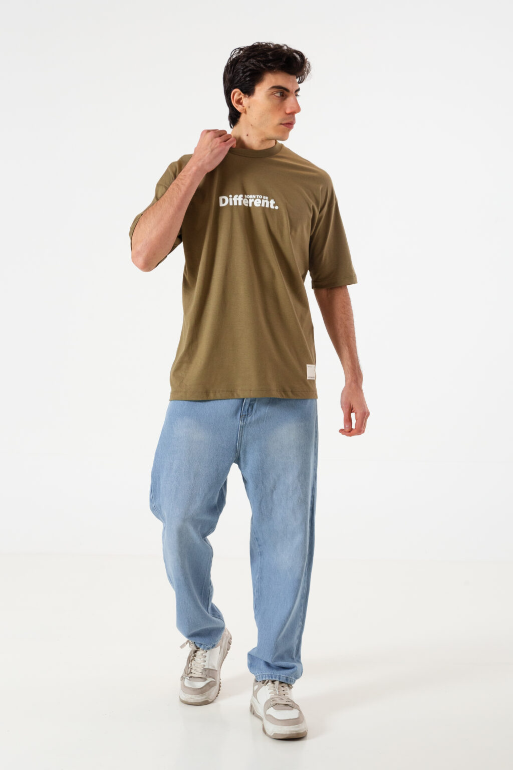 Remera Oversize BORN TO BE DIFFERENT - Image 4